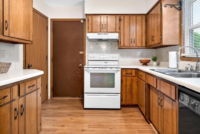 121 ALEXANDER DRIVE, Neenah, WI 54956