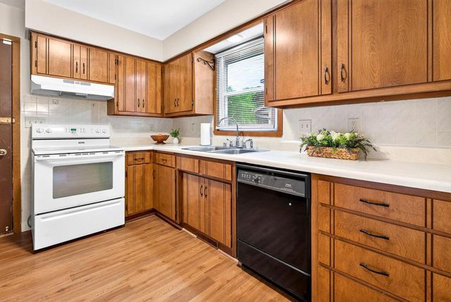 121 ALEXANDER DRIVE, Neenah, WI 54956