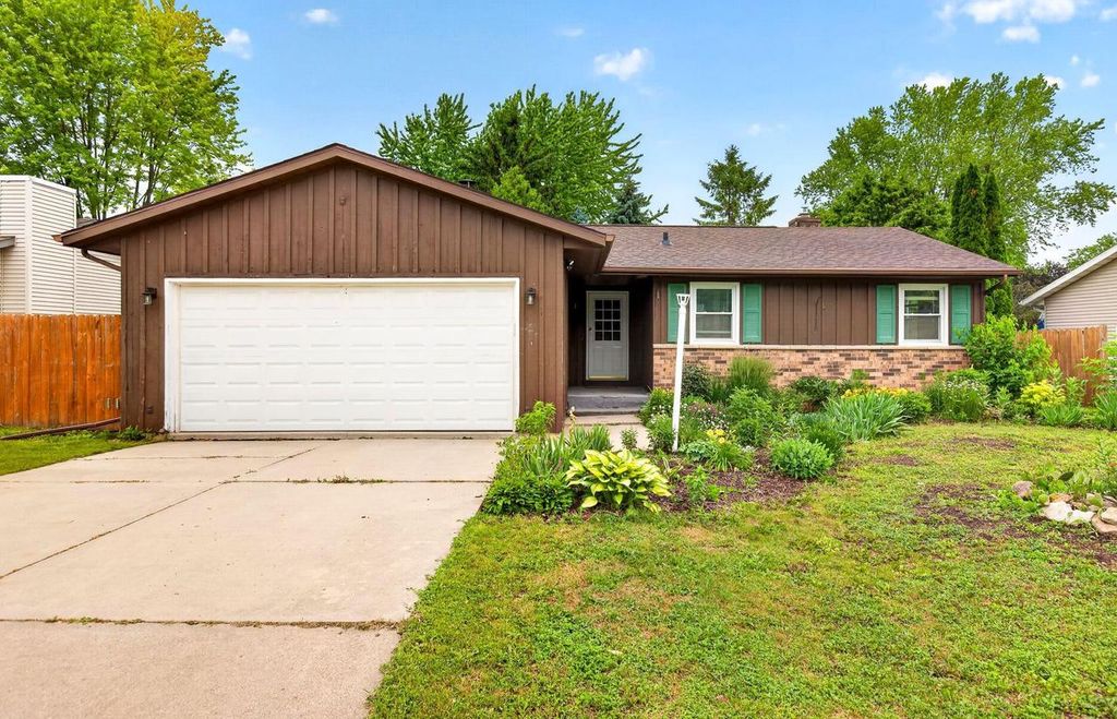 121 ALEXANDER DRIVE, Neenah, WI 54956
