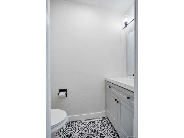 610 S Xenon Ct, Lakewood, CO 80228