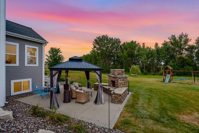 W229N4340 Baker COURT, Pewaukee, WI 53072