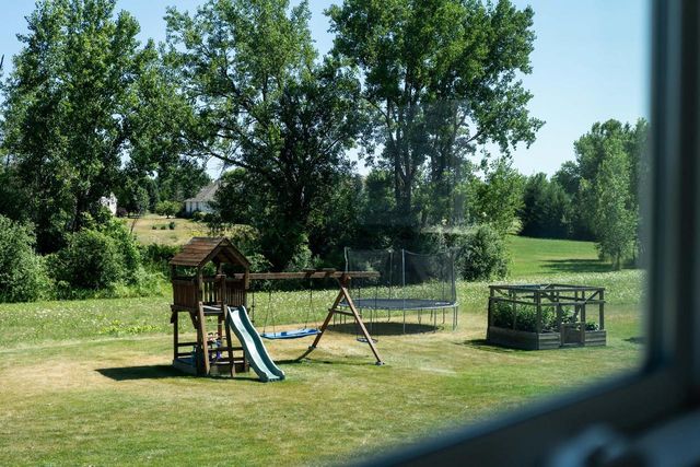 W229N4340 Baker COURT, Pewaukee, WI 53072