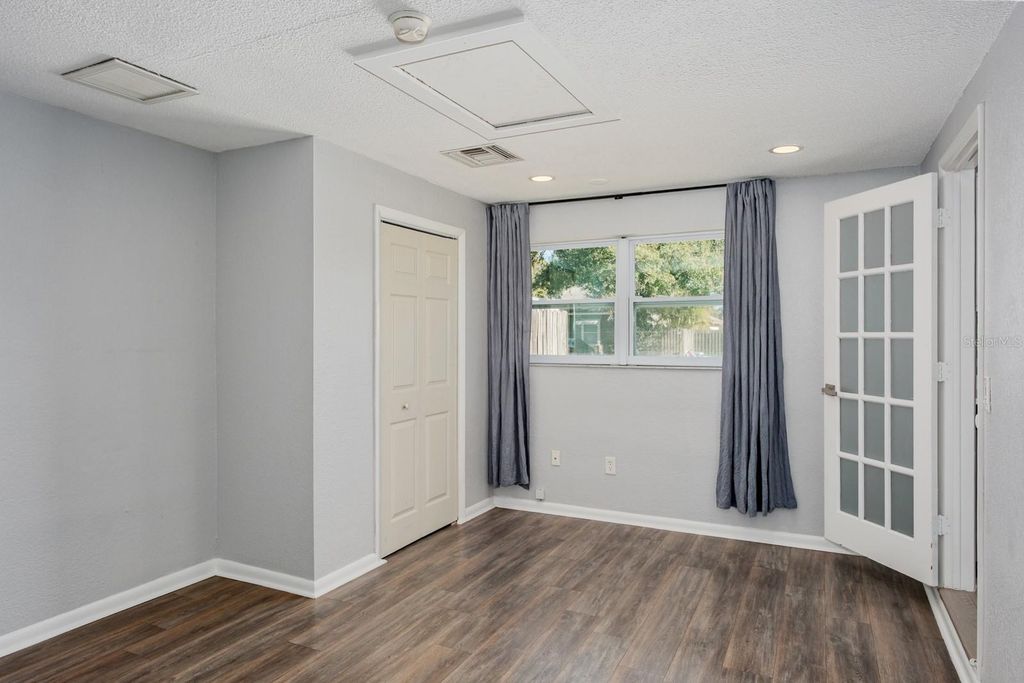 Image 11 of property listing at 301 43RD AVENUE N, St Petersburg, FL 33703