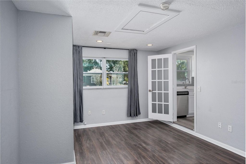 Image 12 of property listing at 301 43RD AVENUE N, St Petersburg, FL 33703