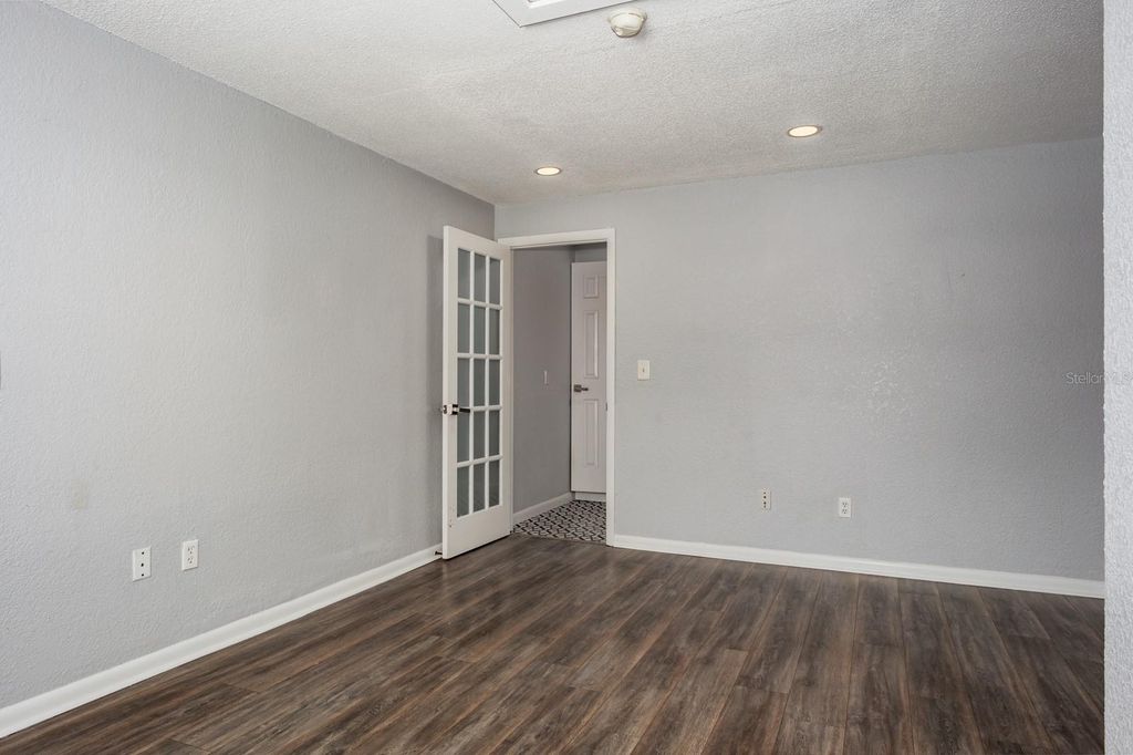 Image 13 of property listing at 301 43RD AVENUE N, St Petersburg, FL 33703