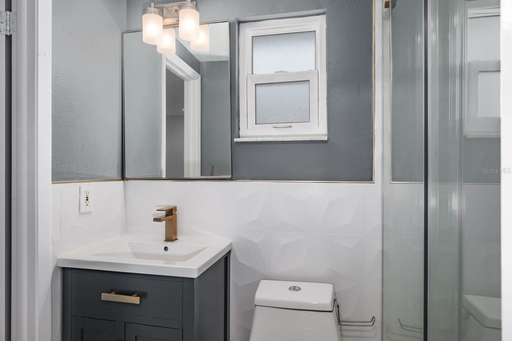 Image 14 of property listing at 301 43RD AVENUE N, St Petersburg, FL 33703