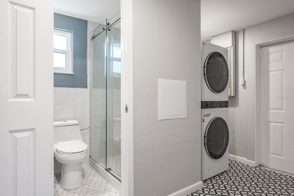 Image 15 of property listing at 301 43RD AVENUE N, St Petersburg, FL 33703