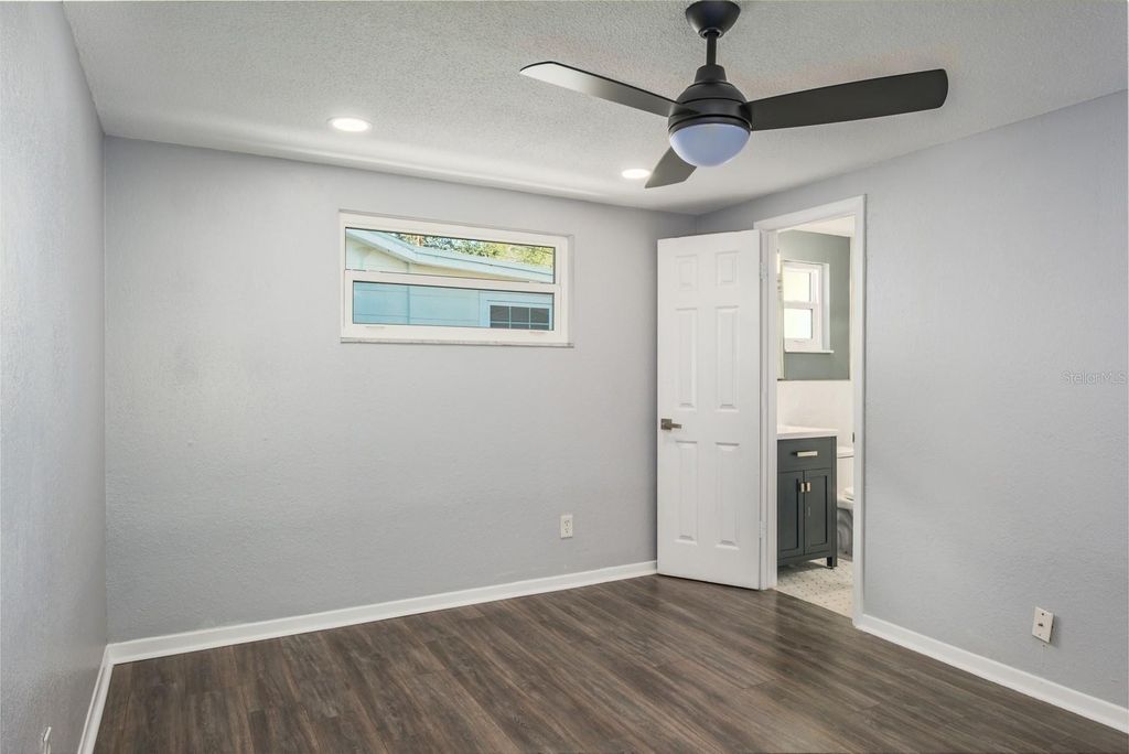 Image 16 of property listing at 301 43RD AVENUE N, St Petersburg, FL 33703