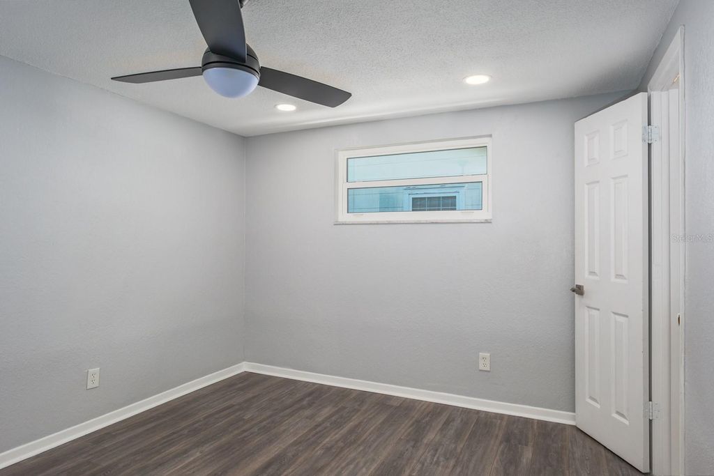 Image 17 of property listing at 301 43RD AVENUE N, St Petersburg, FL 33703