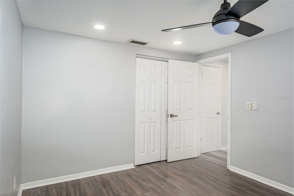 Image 18 of property listing at 301 43RD AVENUE N, St Petersburg, FL 33703