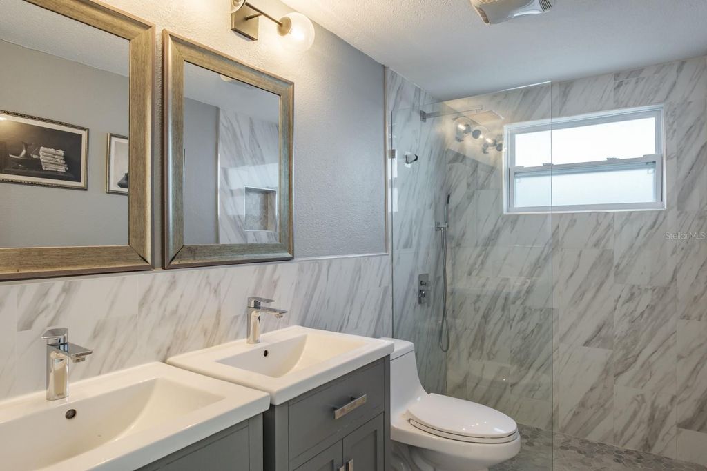 Image 19 of property listing at 301 43RD AVENUE N, St Petersburg, FL 33703