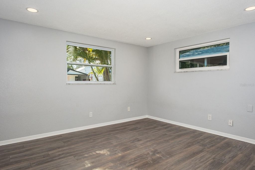 Image 20 of property listing at 301 43RD AVENUE N, St Petersburg, FL 33703