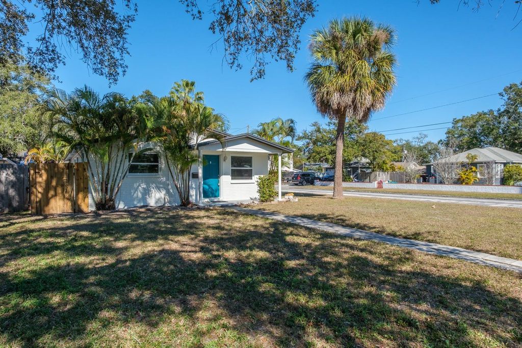Image 3 of property listing at 301 43RD AVENUE N, St Petersburg, FL 33703