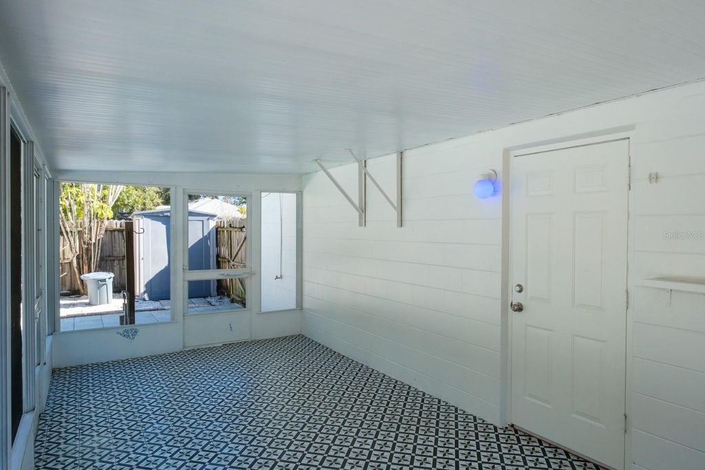 Image 23 of property listing at 301 43RD AVENUE N, St Petersburg, FL 33703