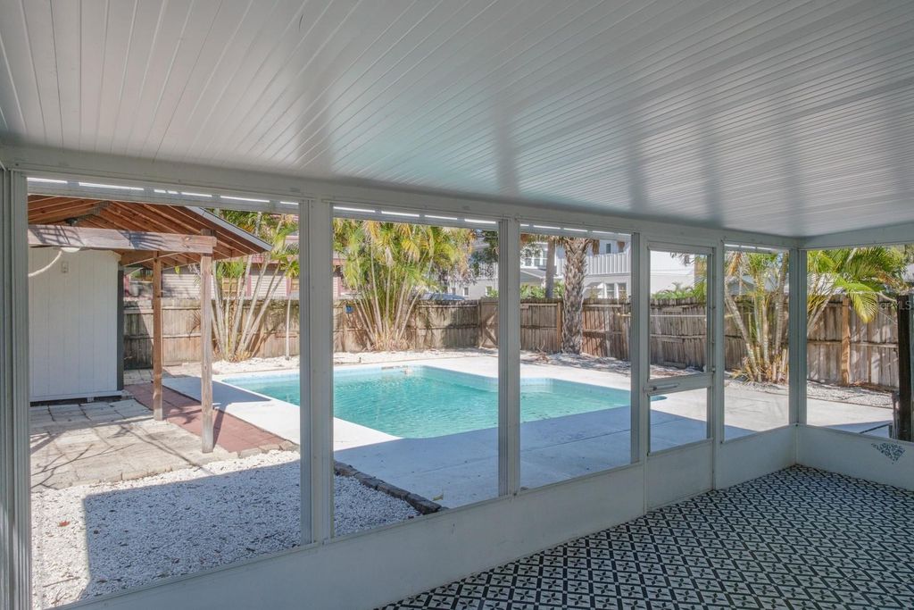 Image 24 of property listing at 301 43RD AVENUE N, St Petersburg, FL 33703