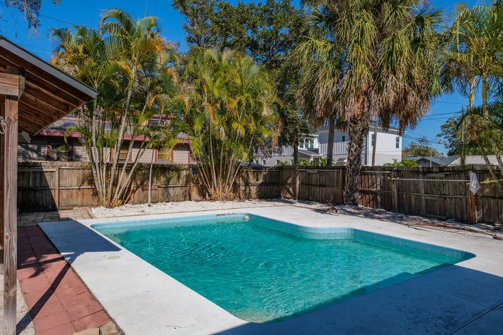 Image 25 of property listing at 301 43RD AVENUE N, St Petersburg, FL 33703