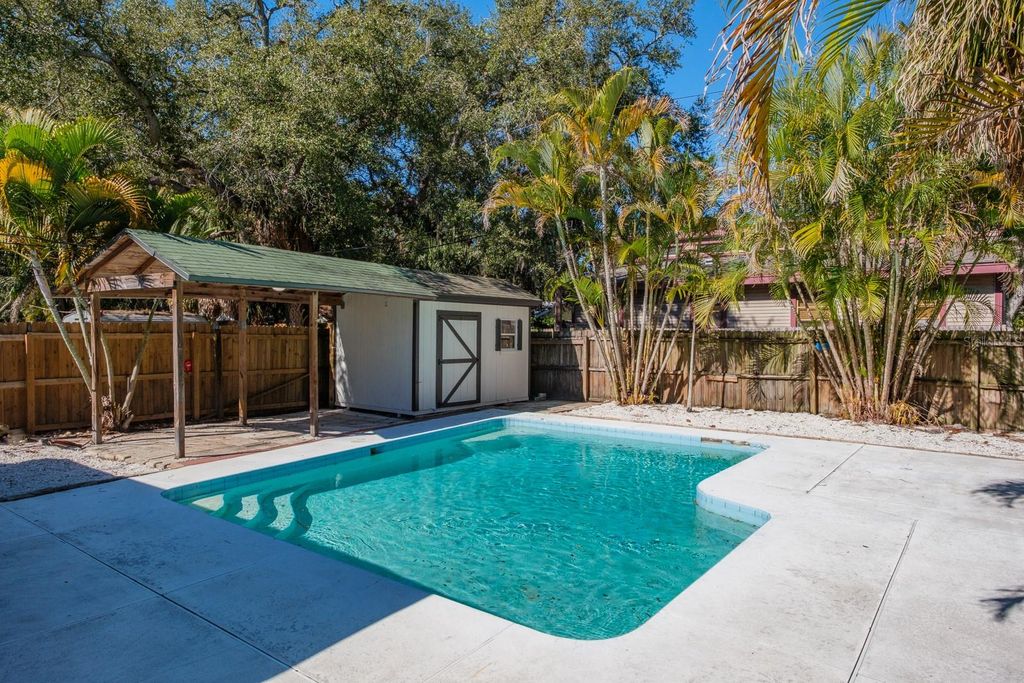 Image 26 of property listing at 301 43RD AVENUE N, St Petersburg, FL 33703