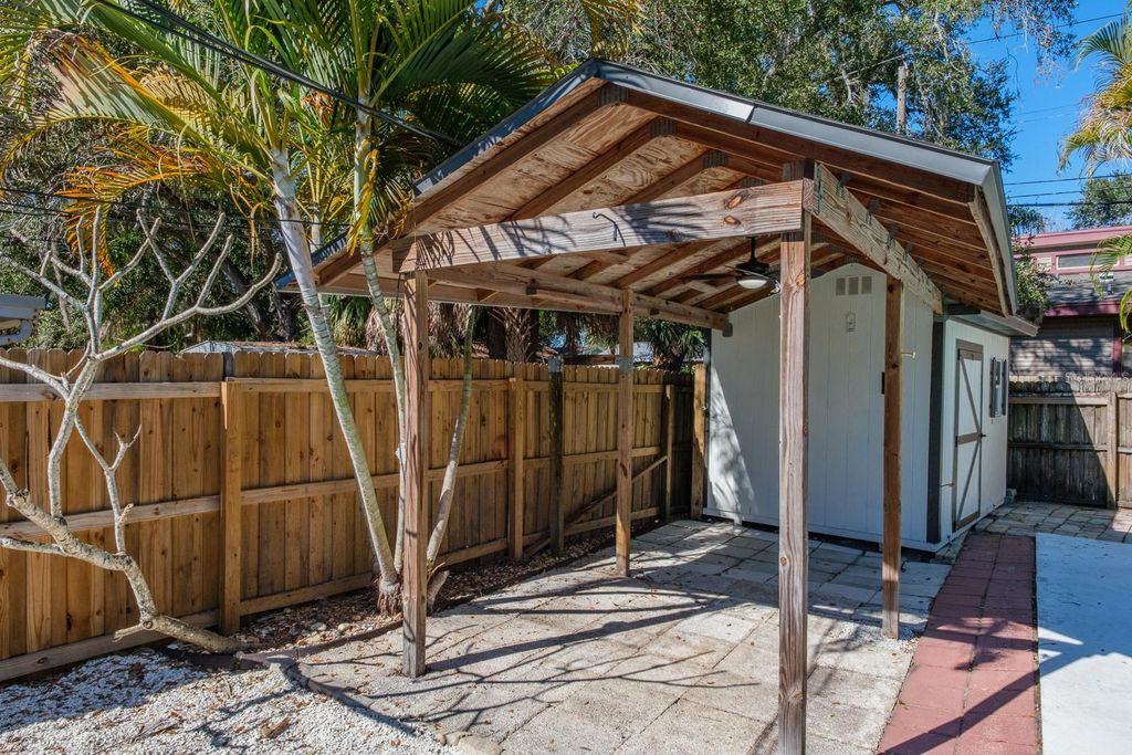 Image 28 of property listing at 301 43RD AVENUE N, St Petersburg, FL 33703