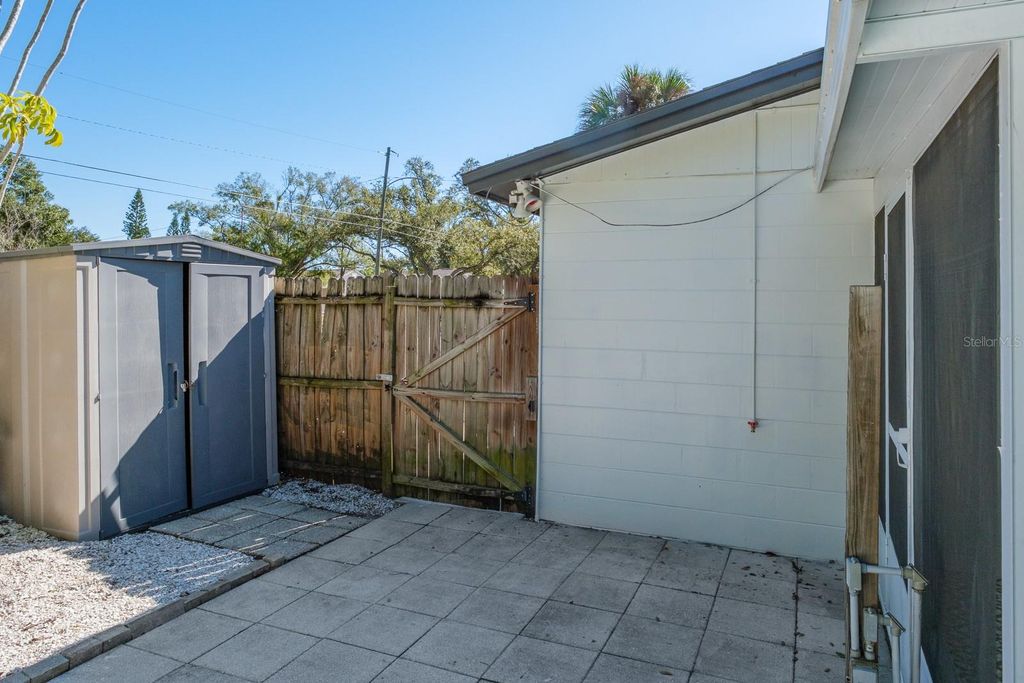 Image 30 of property listing at 301 43RD AVENUE N, St Petersburg, FL 33703