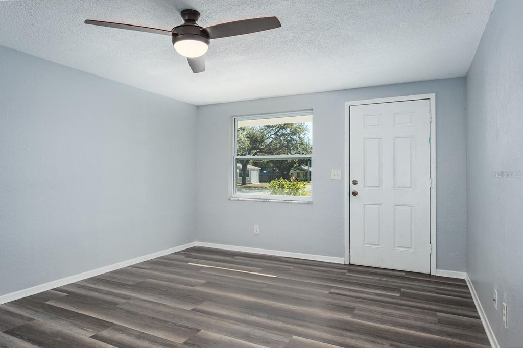 Image 4 of property listing at 301 43RD AVENUE N, St Petersburg, FL 33703