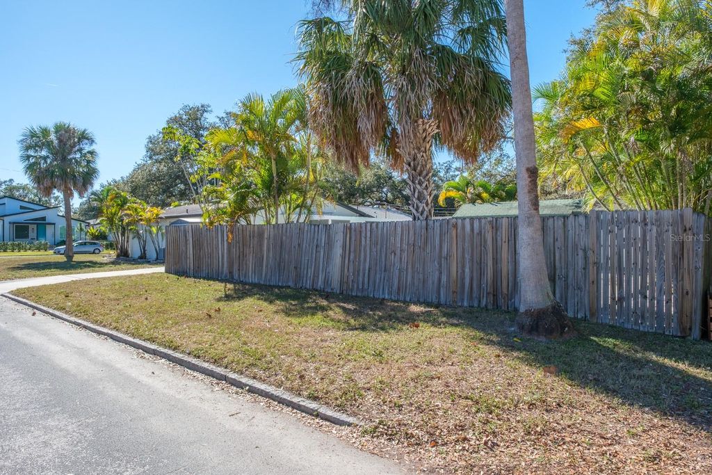 Image 31 of property listing at 301 43RD AVENUE N, St Petersburg, FL 33703