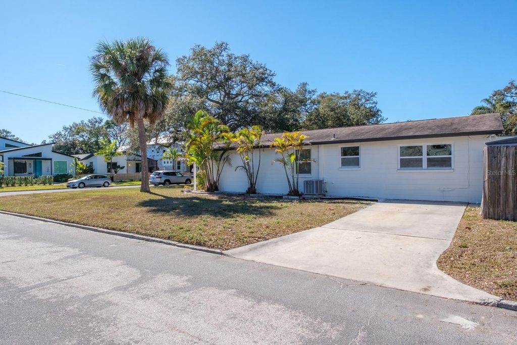 Image 32 of property listing at 301 43RD AVENUE N, St Petersburg, FL 33703