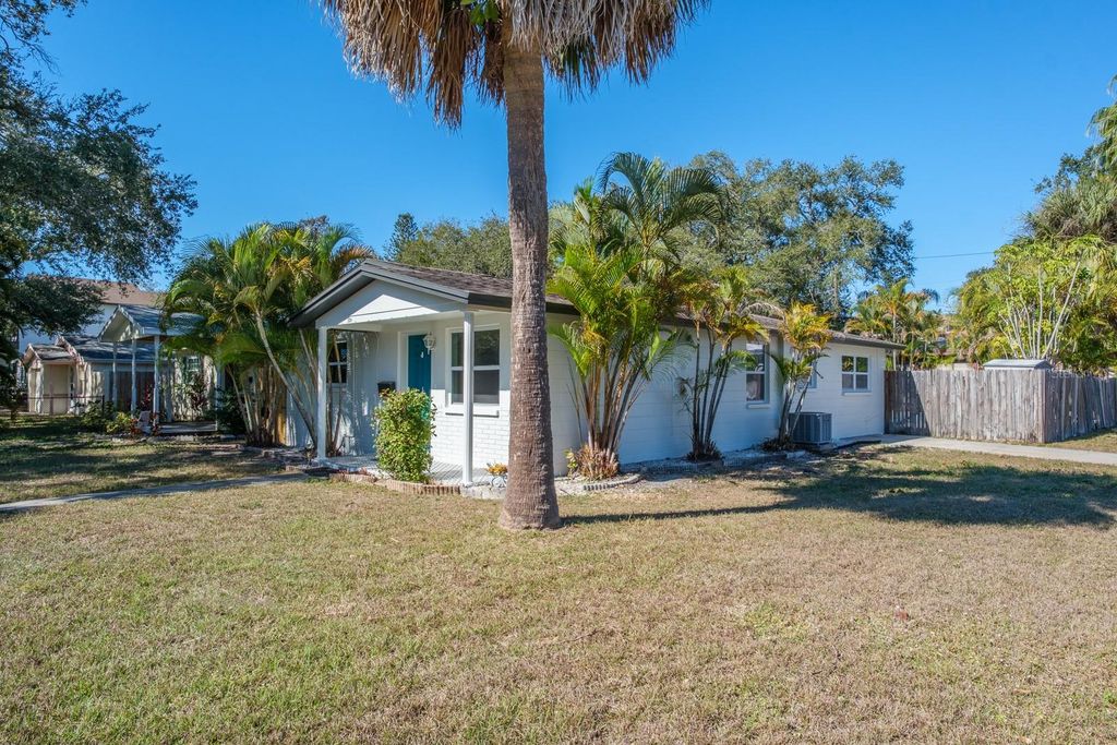 Image 33 of property listing at 301 43RD AVENUE N, St Petersburg, FL 33703