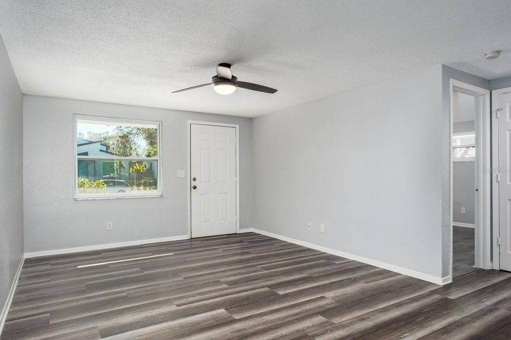 Image 5 of property listing at 301 43RD AVENUE N, St Petersburg, FL 33703