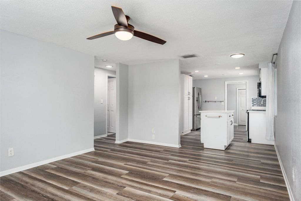 Image 7 of property listing at 301 43RD AVENUE N, St Petersburg, FL 33703