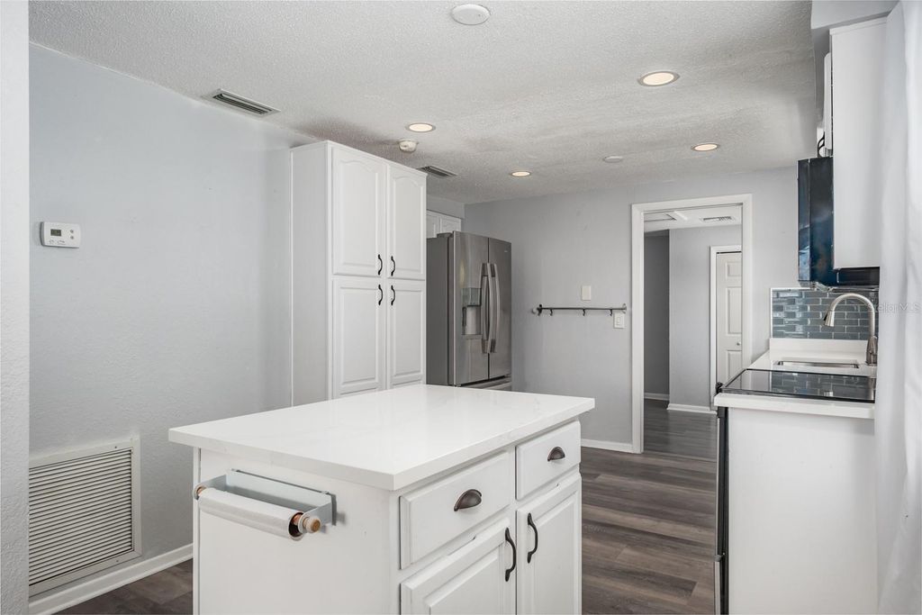 Image 8 of property listing at 301 43RD AVENUE N, St Petersburg, FL 33703