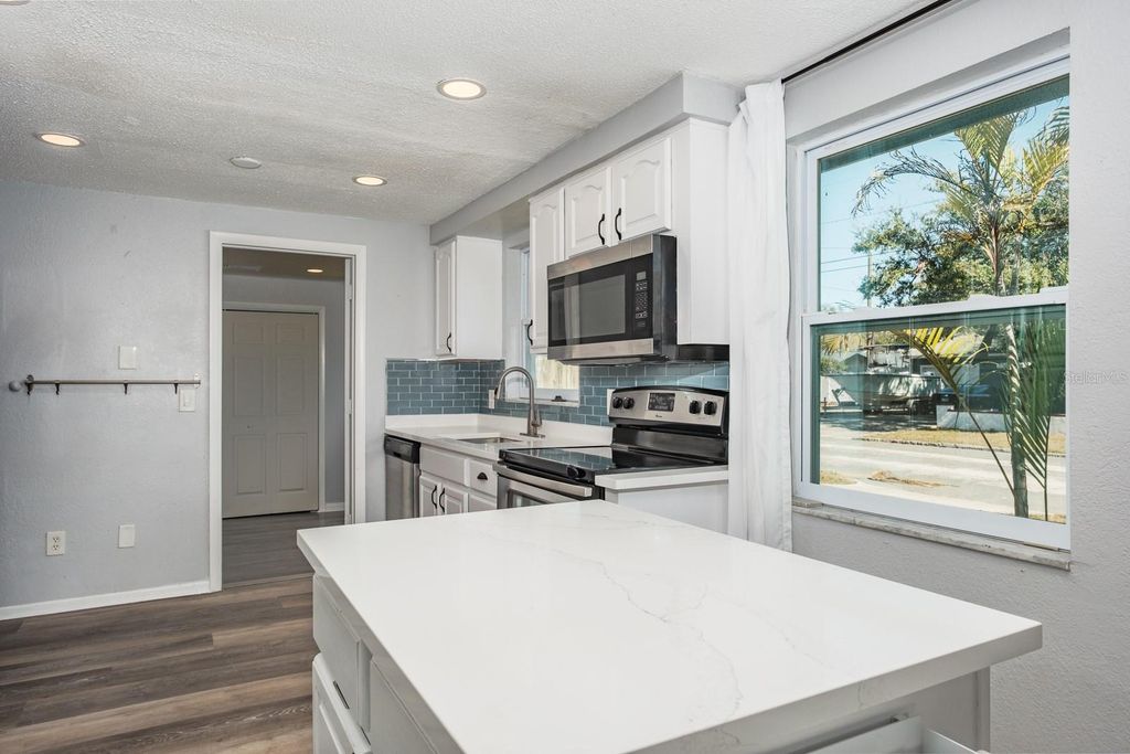 Image 9 of property listing at 301 43RD AVENUE N, St Petersburg, FL 33703