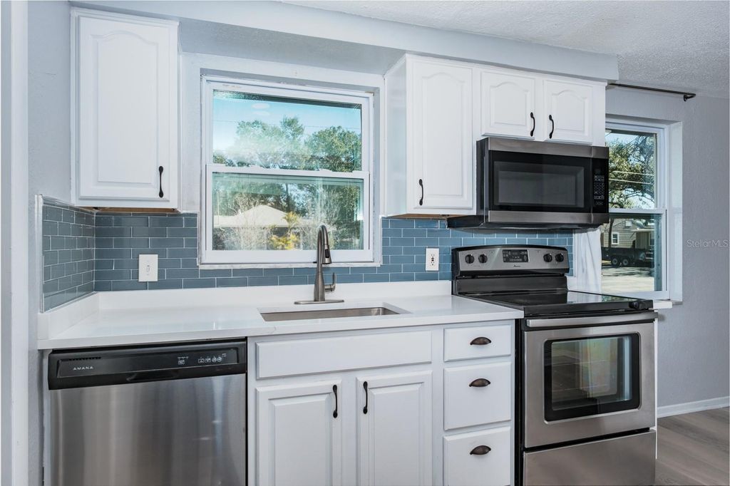 Image 10 of property listing at 301 43RD AVENUE N, St Petersburg, FL 33703