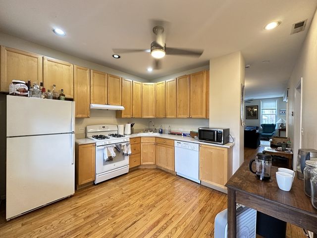 1738 W NELSON Street 2, Chicago, IL 60657