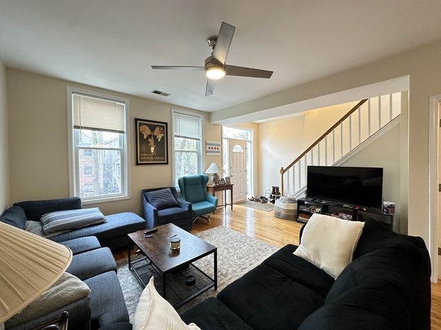 1738 W NELSON Street 2, Chicago, IL 60657