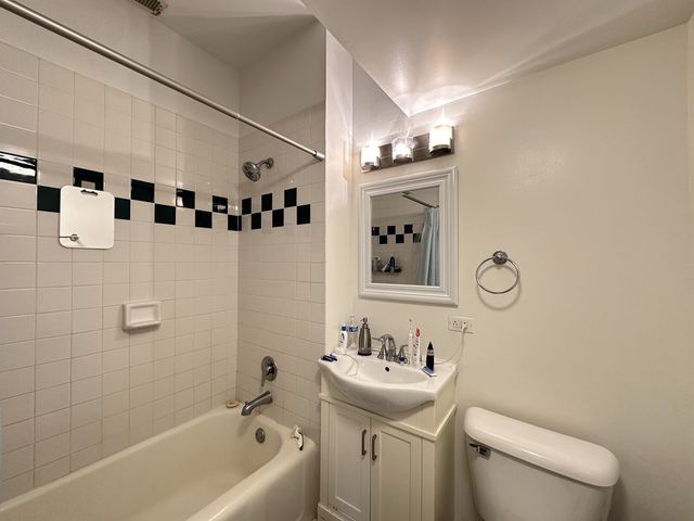 1738 W NELSON Street 2, Chicago, IL 60657