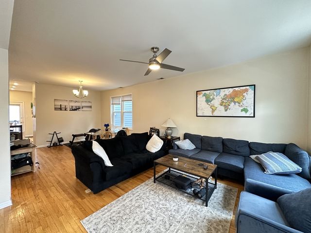 1738 W NELSON Street 2, Chicago, IL 60657