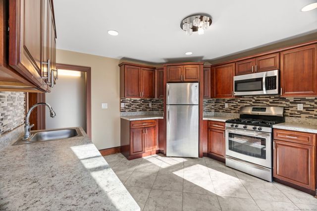 117 Whitney Street 3rd Fl, Hartford, CT 06105