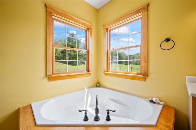 216 Old Wolf Hill Rd, Bethpage, TN 37022