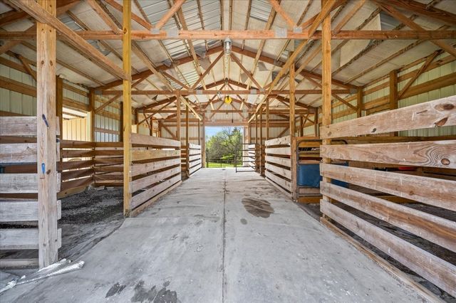 216 Old Wolf Hill Rd, Bethpage, TN 37022