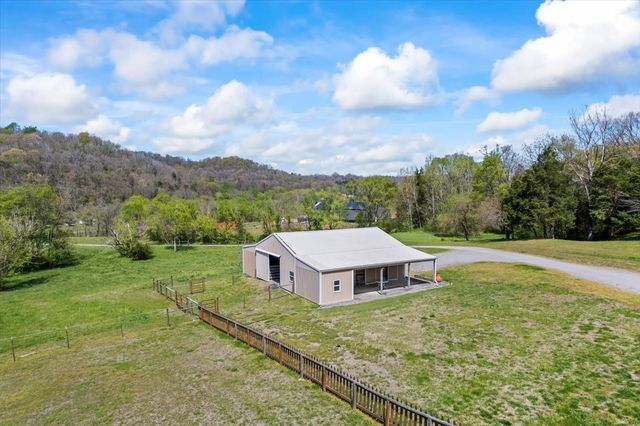 216 Old Wolf Hill Rd, Bethpage, TN 37022
