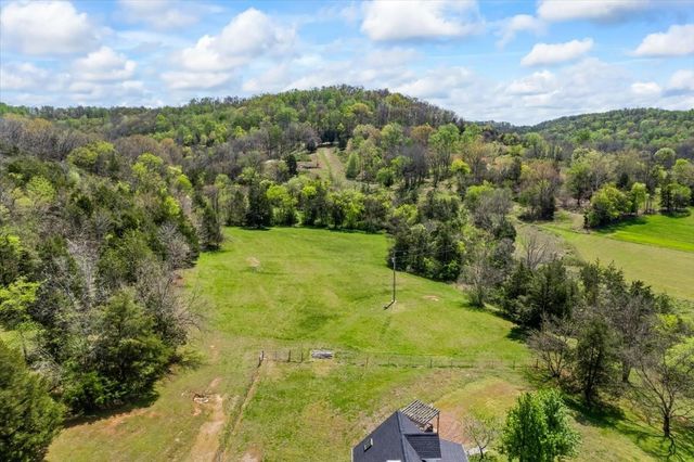216 Old Wolf Hill Rd, Bethpage, TN 37022