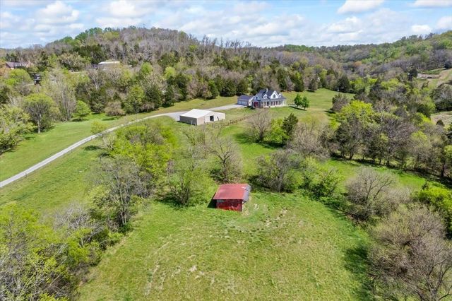 216 Old Wolf Hill Rd, Bethpage, TN 37022