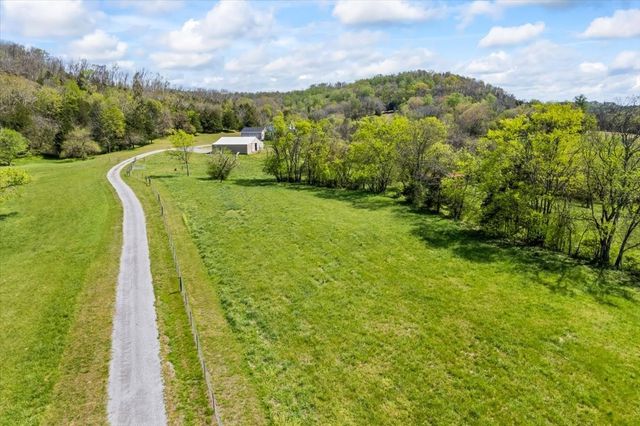 216 Old Wolf Hill Rd, Bethpage, TN 37022
