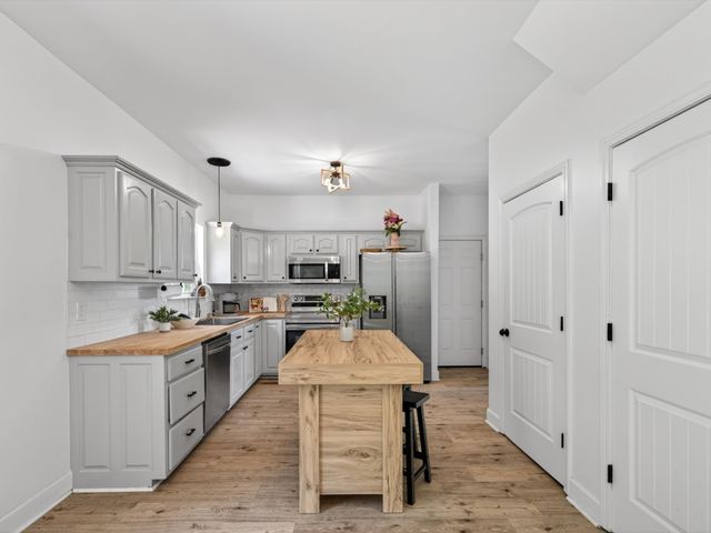 1074 Talon Dr, Columbia, TN 38401
