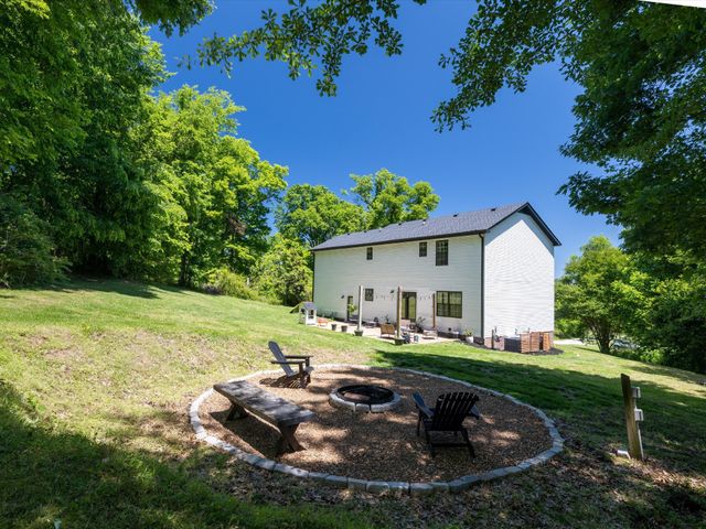 1074 Talon Dr, Columbia, TN 38401