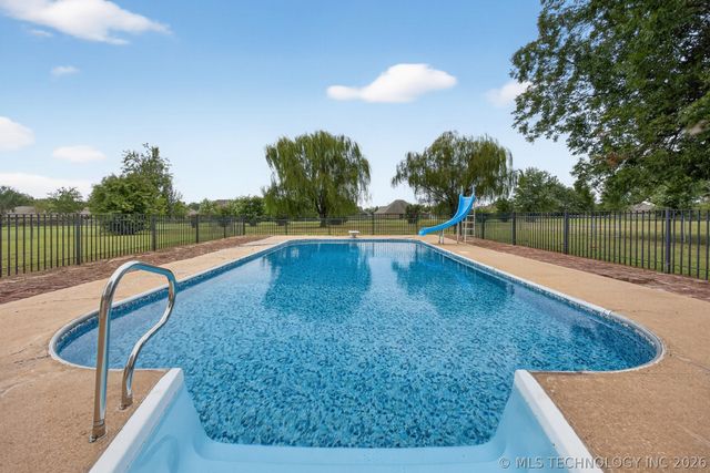 8452 E Blackwell Avenue, Claremore, OK 74019