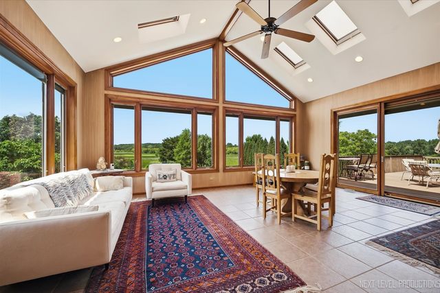 39W044 Foxwood Lane, St. Charles, IL 60175