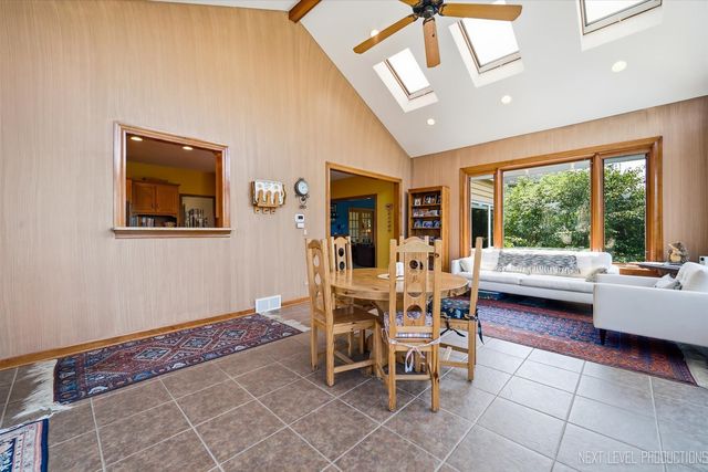 39W044 Foxwood Lane, St. Charles, IL 60175
