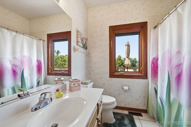 39W044 Foxwood Lane, St. Charles, IL 60175