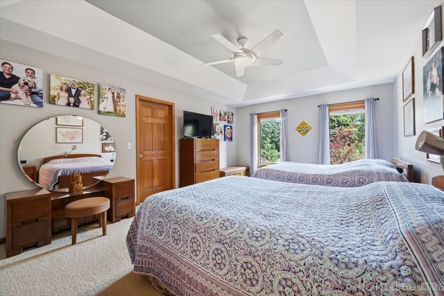 39W044 Foxwood Lane, St. Charles, IL 60175